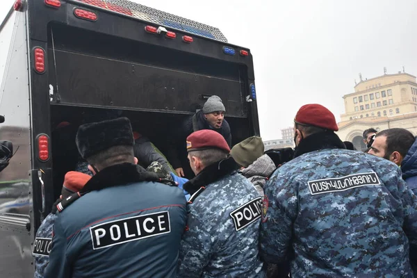 Türk azerbaijani teröristlerinin 10 Aralık 2020 'de Artsakh Cumhuriyeti' nin barışçıl sakinlerine karşı yürüttüğü saldırının ardından Erivan 'da hükümet ve pashinan karşıtı protestolar düzenlendi.