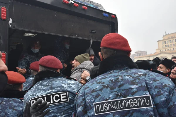 Türk azerbaijani teröristlerinin 10 Aralık 2020 'de Artsakh Cumhuriyeti' nin barışçıl sakinlerine karşı yürüttüğü saldırının ardından Erivan 'da hükümet ve pashinan karşıtı protestolar düzenlendi.