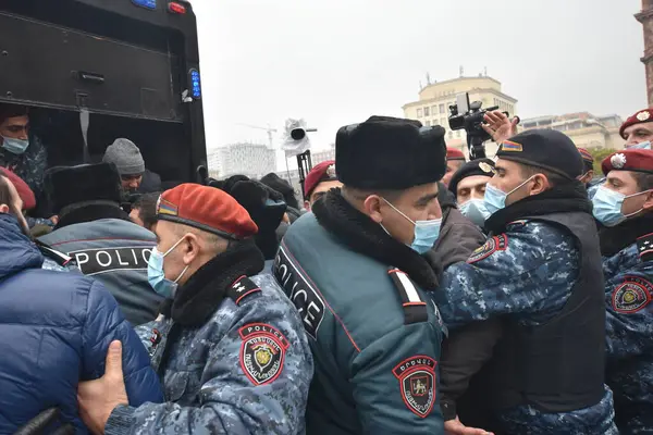 Türk azerbaijani teröristlerinin 10 Aralık 2020 'de Artsakh Cumhuriyeti' nin barışçıl sakinlerine karşı yürüttüğü saldırının ardından Erivan 'da hükümet ve pashinan karşıtı protestolar düzenlendi.