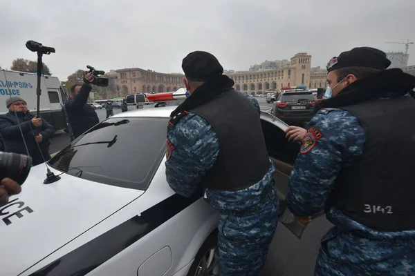 Türk azerbaijani teröristlerinin 10 Aralık 2020 'de Artsakh Cumhuriyeti' nin barışçıl sakinlerine karşı yürüttüğü saldırının ardından Erivan 'da hükümet ve pashinan karşıtı protestolar düzenlendi.