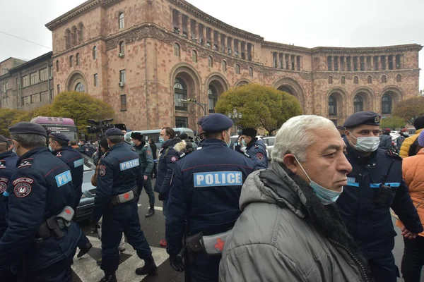 Türk azerbaijani teröristlerinin 10 Aralık 2020 'de Artsakh Cumhuriyeti' nin barışçıl sakinlerine karşı yürüttüğü saldırının ardından Erivan 'da hükümet ve pashinan karşıtı protestolar düzenlendi.