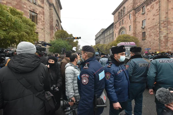 Türk azerbaijani teröristlerinin 10 Aralık 2020 'de Artsakh Cumhuriyeti' nin barışçıl sakinlerine karşı yürüttüğü saldırının ardından Erivan 'da hükümet ve pashinan karşıtı protestolar düzenlendi.