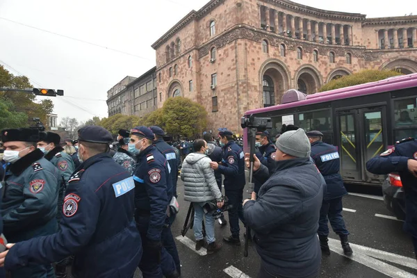 Türk azerbaijani teröristlerinin 10 Aralık 2020 'de Artsakh Cumhuriyeti' nin barışçıl sakinlerine karşı yürüttüğü saldırının ardından Erivan 'da hükümet ve pashinan karşıtı protestolar düzenlendi.