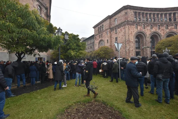 Türk azerbaijani teröristlerinin 10 Aralık 2020 'de Artsakh Cumhuriyeti' nin barışçıl sakinlerine karşı yürüttüğü saldırının ardından Erivan 'da hükümet ve pashinan karşıtı protestolar düzenlendi.