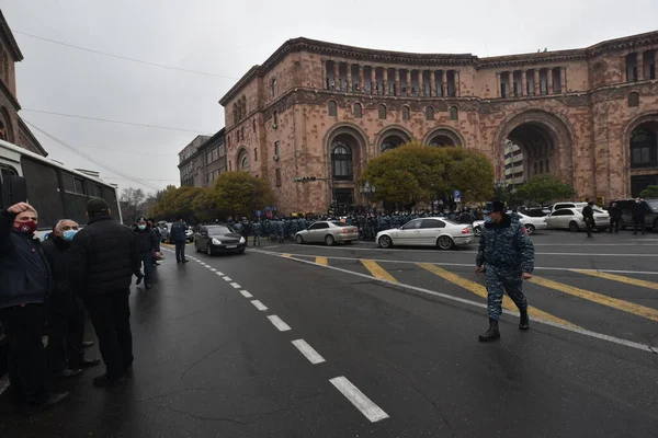 Türk azerbaijani teröristlerinin 10 Aralık 2020 'de Artsakh Cumhuriyeti' nin barışçıl sakinlerine karşı yürüttüğü saldırının ardından Erivan 'da hükümet ve pashinan karşıtı protestolar düzenlendi.