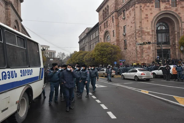 Türk azerbaijani teröristlerinin 10 Aralık 2020 'de Artsakh Cumhuriyeti' nin barışçıl sakinlerine karşı yürüttüğü saldırının ardından Erivan 'da hükümet ve pashinan karşıtı protestolar düzenlendi.