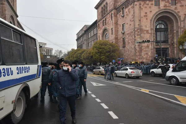 Türk azerbaijani teröristlerinin 10 Aralık 2020 'de Artsakh Cumhuriyeti' nin barışçıl sakinlerine karşı yürüttüğü saldırının ardından Erivan 'da hükümet ve pashinan karşıtı protestolar düzenlendi.