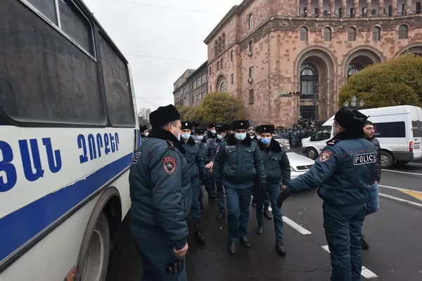 Türk azerbaijani teröristlerinin 10 Aralık 2020 'de Artsakh Cumhuriyeti' nin barışçıl sakinlerine karşı yürüttüğü saldırının ardından Erivan 'da hükümet ve pashinan karşıtı protestolar düzenlendi.