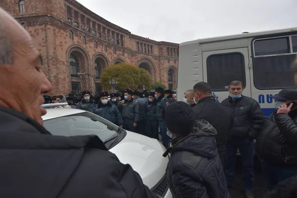 Türk azerbaijani teröristlerinin 10 Aralık 2020 'de Artsakh Cumhuriyeti' nin barışçıl sakinlerine karşı yürüttüğü saldırının ardından Erivan 'da hükümet ve pashinan karşıtı protestolar düzenlendi.