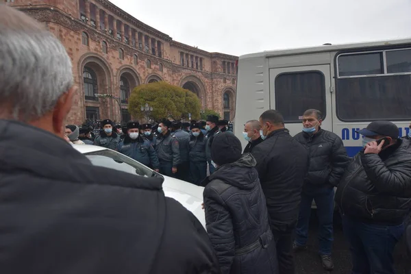 Türk azerbaijani teröristlerinin 10 Aralık 2020 'de Artsakh Cumhuriyeti' nin barışçıl sakinlerine karşı yürüttüğü saldırının ardından Erivan 'da hükümet ve pashinan karşıtı protestolar düzenlendi.