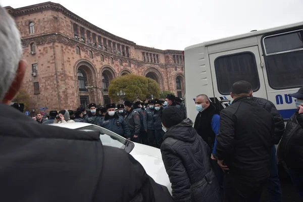 Türk azerbaijani teröristlerinin 10 Aralık 2020 'de Artsakh Cumhuriyeti' nin barışçıl sakinlerine karşı yürüttüğü saldırının ardından Erivan 'da hükümet ve pashinan karşıtı protestolar düzenlendi.