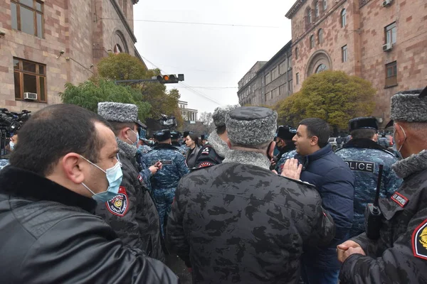 Türk azerbaijani teröristlerinin 10 Aralık 2020 'de Artsakh Cumhuriyeti' nin barışçıl sakinlerine karşı yürüttüğü saldırının ardından Erivan 'da hükümet ve pashinan karşıtı protestolar düzenlendi.