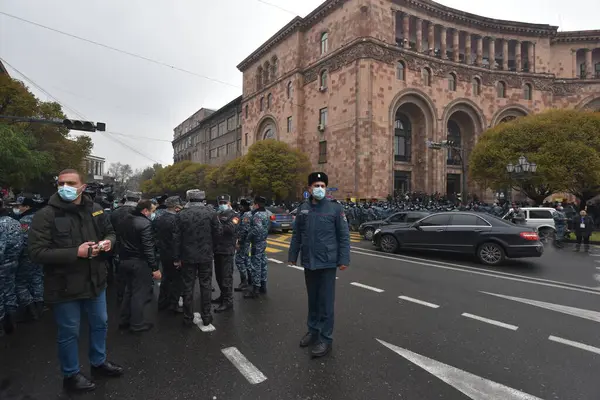 Türk azerbaijani teröristlerinin 10 Aralık 2020 'de Artsakh Cumhuriyeti' nin barışçıl sakinlerine karşı yürüttüğü saldırının ardından Erivan 'da hükümet ve pashinan karşıtı protestolar düzenlendi.