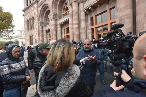 Türk azerbaijani teröristlerinin 10 Aralık 2020 'de Artsakh Cumhuriyeti' nin barışçıl sakinlerine karşı yürüttüğü saldırının ardından Erivan 'da hükümet ve pashinan karşıtı protestolar düzenlendi.