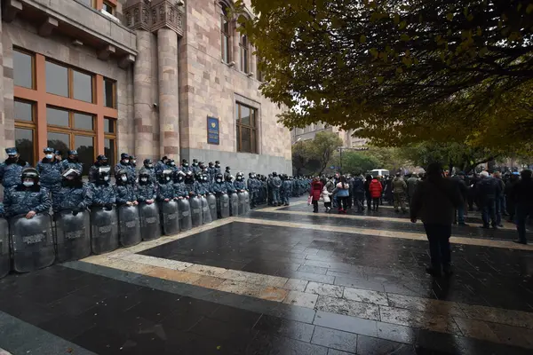 Türk azerbaijani teröristlerinin 10 Aralık 2020 'de Artsakh Cumhuriyeti' nin barışçıl sakinlerine karşı yürüttüğü saldırının ardından Erivan 'da hükümet ve pashinan karşıtı protestolar düzenlendi.