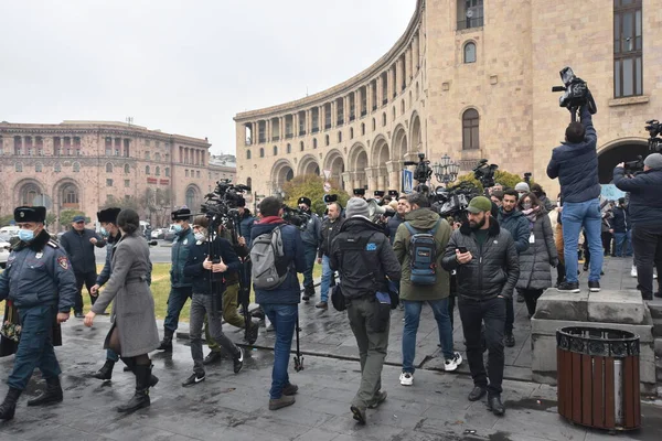 Türk azerbaijani teröristlerinin 10 Aralık 2020 'de Artsakh Cumhuriyeti' nin barışçıl sakinlerine karşı yürüttüğü saldırının ardından Erivan 'da hükümet ve pashinan karşıtı protestolar düzenlendi.