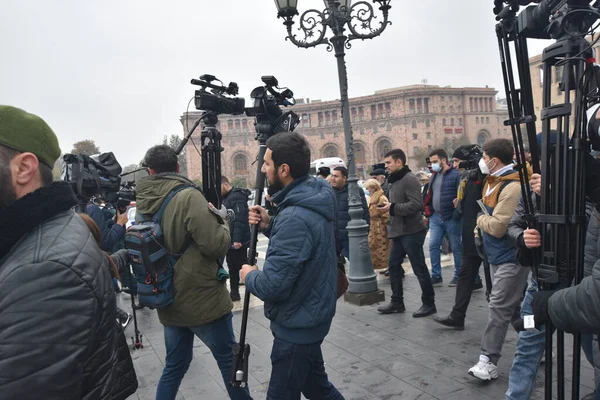 Türk azerbaijani teröristlerinin 10 Aralık 2020 'de Artsakh Cumhuriyeti' nin barışçıl sakinlerine karşı yürüttüğü saldırının ardından Erivan 'da hükümet ve pashinan karşıtı protestolar düzenlendi.