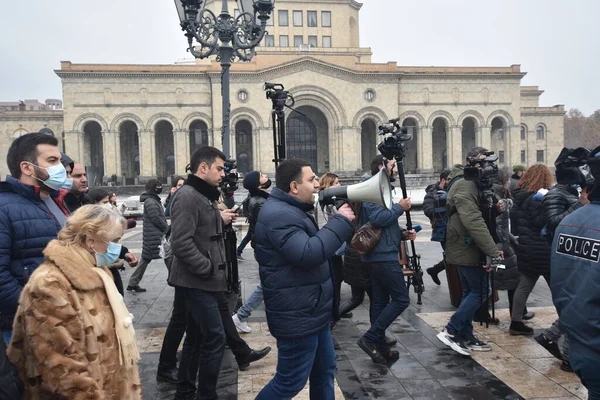 Türk azerbaijani teröristlerinin 10 Aralık 2020 'de Artsakh Cumhuriyeti' nin barışçıl sakinlerine karşı yürüttüğü saldırının ardından Erivan 'da hükümet ve pashinan karşıtı protestolar düzenlendi.