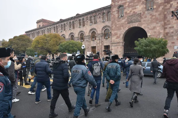 Türk azerbaijani teröristlerinin 10 Aralık 2020 'de Artsakh Cumhuriyeti' nin barışçıl sakinlerine karşı yürüttüğü saldırının ardından Erivan 'da hükümet ve pashinan karşıtı protestolar düzenlendi.