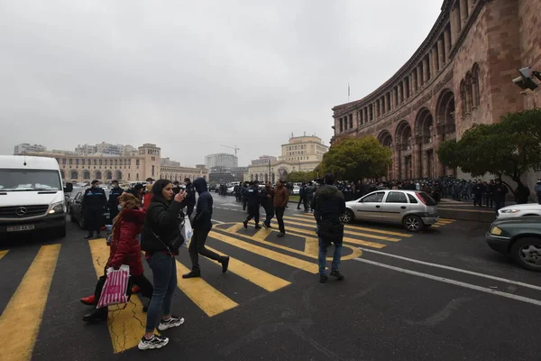 Türk azerbaijani teröristlerinin 10 Aralık 2020 'de Artsakh Cumhuriyeti' nin barışçıl sakinlerine karşı yürüttüğü saldırının ardından Erivan 'da hükümet ve pashinan karşıtı protestolar düzenlendi.