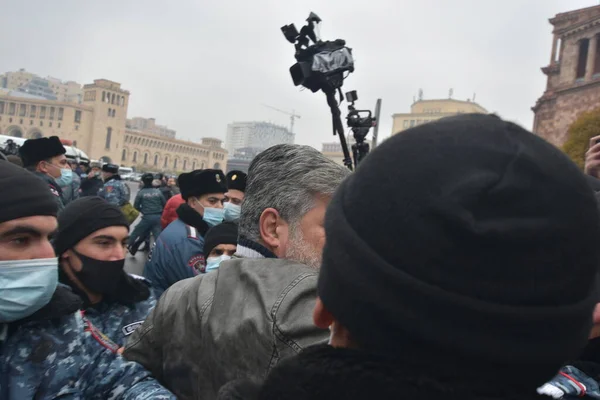 Türk azerbaijani teröristlerinin 10 Aralık 2020 'de Artsakh Cumhuriyeti' nin barışçıl sakinlerine karşı yürüttüğü saldırının ardından Erivan 'da hükümet ve pashinan karşıtı protestolar düzenlendi.