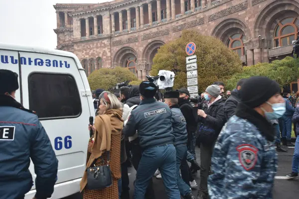 Türk azerbaijani teröristlerinin 10 Aralık 2020 'de Artsakh Cumhuriyeti' nin barışçıl sakinlerine karşı yürüttüğü saldırının ardından Erivan 'da hükümet ve pashinan karşıtı protestolar düzenlendi.