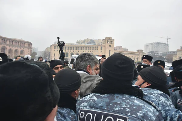 Türk azerbaijani teröristlerinin 10 Aralık 2020 'de Artsakh Cumhuriyeti' nin barışçıl sakinlerine karşı yürüttüğü saldırının ardından Erivan 'da hükümet ve pashinan karşıtı protestolar düzenlendi.