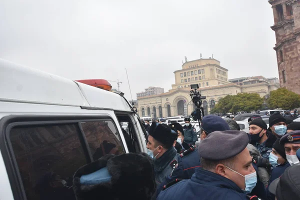 Türk azerbaijani teröristlerinin 10 Aralık 2020 'de Artsakh Cumhuriyeti' nin barışçıl sakinlerine karşı yürüttüğü saldırının ardından Erivan 'da hükümet ve pashinan karşıtı protestolar düzenlendi.