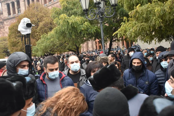 Türk azerbaijani teröristlerinin 10 Aralık 2020 'de Artsakh Cumhuriyeti' nin barışçıl sakinlerine karşı yürüttüğü saldırının ardından Erivan 'da hükümet ve pashinan karşıtı protestolar düzenlendi.