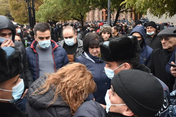 Türk azerbaijani teröristlerinin 10 Aralık 2020 'de Artsakh Cumhuriyeti' nin barışçıl sakinlerine karşı yürüttüğü saldırının ardından Erivan 'da hükümet ve pashinan karşıtı protestolar düzenlendi.