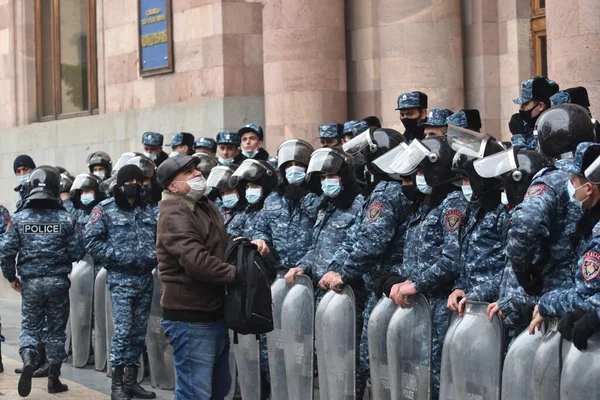 Türk azerbaijani teröristlerinin 10 Aralık 2020 'de Artsakh Cumhuriyeti' nin barışçıl sakinlerine karşı yürüttüğü saldırının ardından Erivan 'da hükümet ve pashinan karşıtı protestolar düzenlendi.