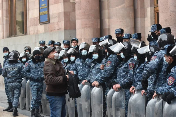 Türk azerbaijani teröristlerinin 10 Aralık 2020 'de Artsakh Cumhuriyeti' nin barışçıl sakinlerine karşı yürüttüğü saldırının ardından Erivan 'da hükümet ve pashinan karşıtı protestolar düzenlendi.