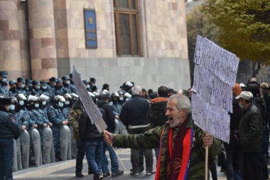 Türk azerbaijani teröristlerinin 10 Aralık 2020 'de Artsakh Cumhuriyeti' nin barışçıl sakinlerine karşı yürüttüğü saldırının ardından Erivan 'da hükümet ve pashinan karşıtı protestolar düzenlendi.