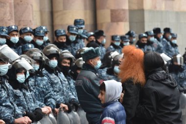 Türk azerbaijani teröristlerinin 10 Aralık 2020 'de Artsakh Cumhuriyeti' nin barışçıl sakinlerine karşı yürüttüğü saldırının ardından Erivan 'da hükümet ve pashinan karşıtı protestolar düzenlendi.