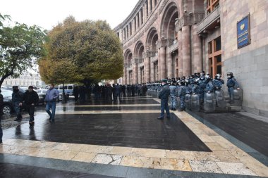 Türk azerbaijani teröristlerinin 10 Aralık 2020 'de Artsakh Cumhuriyeti' nin barışçıl sakinlerine karşı yürüttüğü saldırının ardından Erivan 'da hükümet ve pashinan karşıtı protestolar düzenlendi.