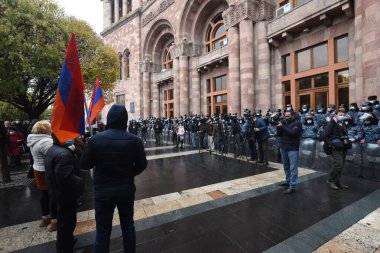 Türk azerbaijani teröristlerinin 10 Aralık 2020 'de Artsakh Cumhuriyeti' nin barışçıl sakinlerine karşı yürüttüğü saldırının ardından Erivan 'da hükümet ve pashinan karşıtı protestolar düzenlendi.