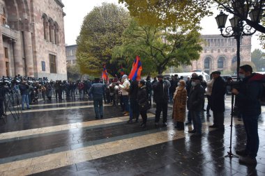 Türk azerbaijani teröristlerinin 10 Aralık 2020 'de Artsakh Cumhuriyeti' nin barışçıl sakinlerine karşı yürüttüğü saldırının ardından Erivan 'da hükümet ve pashinan karşıtı protestolar düzenlendi.