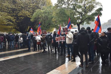 Türk azerbaijani teröristlerinin 10 Aralık 2020 'de Artsakh Cumhuriyeti' nin barışçıl sakinlerine karşı yürüttüğü saldırının ardından Erivan 'da hükümet ve pashinan karşıtı protestolar düzenlendi.