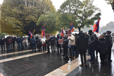 Türk azerbaijani teröristlerinin 10 Aralık 2020 'de Artsakh Cumhuriyeti' nin barışçıl sakinlerine karşı yürüttüğü saldırının ardından Erivan 'da hükümet ve pashinan karşıtı protestolar düzenlendi.