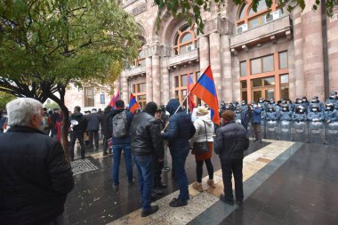 Türk azerbaijani teröristlerinin 10 Aralık 2020 'de Artsakh Cumhuriyeti' nin barışçıl sakinlerine karşı yürüttüğü saldırının ardından Erivan 'da hükümet ve pashinan karşıtı protestolar düzenlendi.