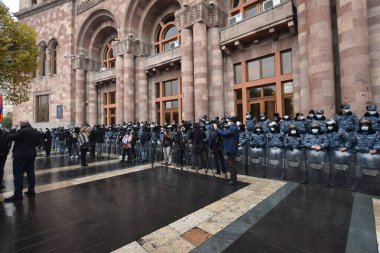 Türk azerbaijani teröristlerinin 10 Aralık 2020 'de Artsakh Cumhuriyeti' nin barışçıl sakinlerine karşı yürüttüğü saldırının ardından Erivan 'da hükümet ve pashinan karşıtı protestolar düzenlendi.