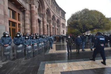 Türk azerbaijani teröristlerinin 10 Aralık 2020 'de Artsakh Cumhuriyeti' nin barışçıl sakinlerine karşı yürüttüğü saldırının ardından Erivan 'da hükümet ve pashinan karşıtı protestolar düzenlendi.