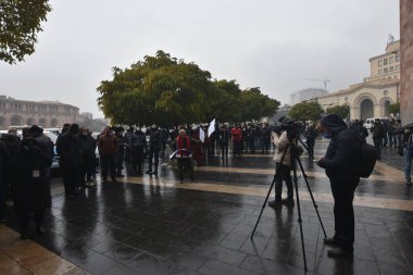 Türk azerbaijani teröristlerinin 10 Aralık 2020 'de Artsakh Cumhuriyeti' nin barışçıl sakinlerine karşı yürüttüğü saldırının ardından Erivan 'da hükümet ve pashinan karşıtı protestolar düzenlendi.