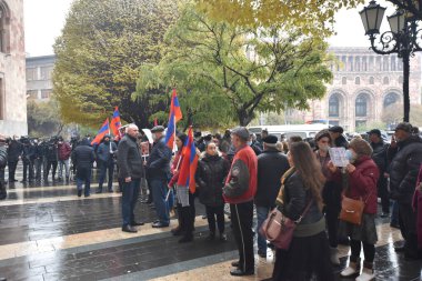 Türk azerbaijani teröristlerinin 10 Aralık 2020 'de Artsakh Cumhuriyeti' nin barışçıl sakinlerine karşı yürüttüğü saldırının ardından Erivan 'da hükümet ve pashinan karşıtı protestolar düzenlendi.