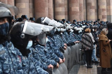 Türk azerbaijani teröristlerinin 10 Aralık 2020 'de Artsakh Cumhuriyeti' nin barışçıl sakinlerine karşı yürüttüğü saldırının ardından Erivan 'da hükümet ve pashinan karşıtı protestolar düzenlendi.