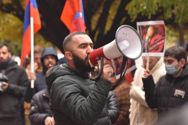 Türk azerbaijani teröristlerinin 10 Aralık 2020 'de Artsakh Cumhuriyeti' nin barışçıl sakinlerine karşı yürüttüğü saldırının ardından Erivan 'da hükümet ve pashinan karşıtı protestolar düzenlendi.