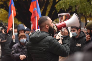 Türk azerbaijani teröristlerinin 10 Aralık 2020 'de Artsakh Cumhuriyeti' nin barışçıl sakinlerine karşı yürüttüğü saldırının ardından Erivan 'da hükümet ve pashinan karşıtı protestolar düzenlendi.