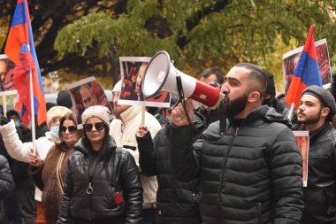 Türk azerbaijani teröristlerinin 10 Aralık 2020 'de Artsakh Cumhuriyeti' nin barışçıl sakinlerine karşı yürüttüğü saldırının ardından Erivan 'da hükümet ve pashinan karşıtı protestolar düzenlendi.