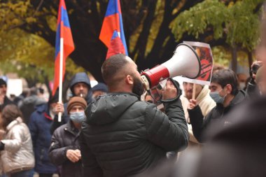 Türk azerbaijani teröristlerinin 10 Aralık 2020 'de Artsakh Cumhuriyeti' nin barışçıl sakinlerine karşı yürüttüğü saldırının ardından Erivan 'da hükümet ve pashinan karşıtı protestolar düzenlendi.