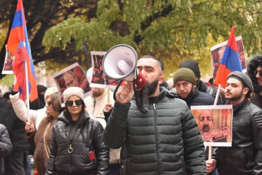 Türk azerbaijani teröristlerinin 10 Aralık 2020 'de Artsakh Cumhuriyeti' nin barışçıl sakinlerine karşı yürüttüğü saldırının ardından Erivan 'da hükümet ve pashinan karşıtı protestolar düzenlendi.
